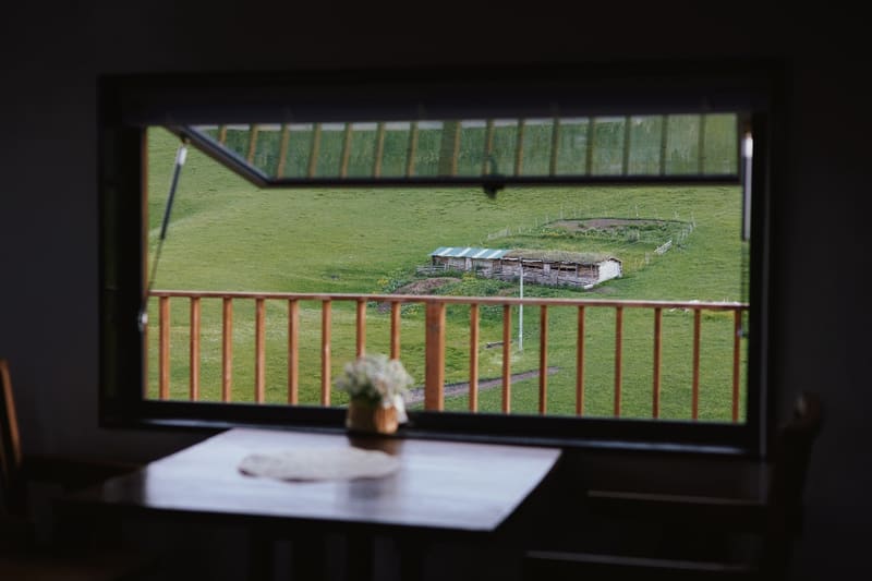 窗口外的小屋