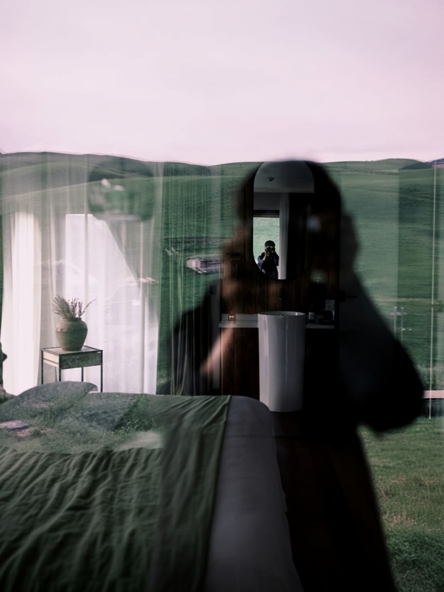窗边倒影与镜中的拍摄者